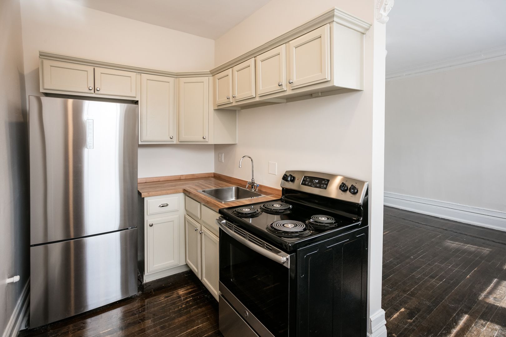 Detroit Apartment: 127 Seward Ave