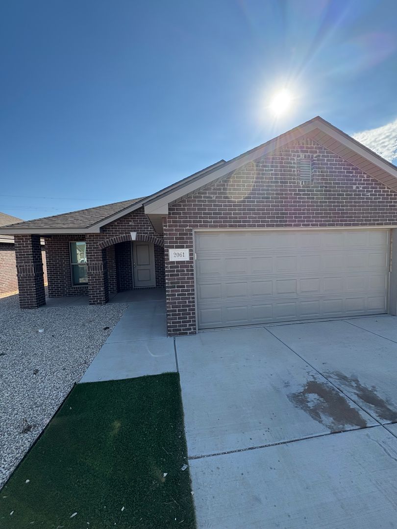 Lubbock House: 2061 Kenwood Ave