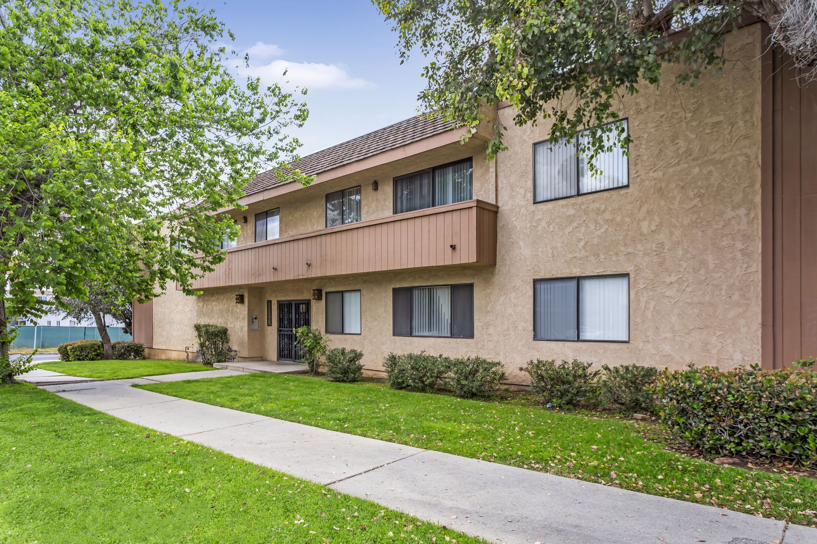 Granada Hills Apartment: 17204 Chatsworth St.