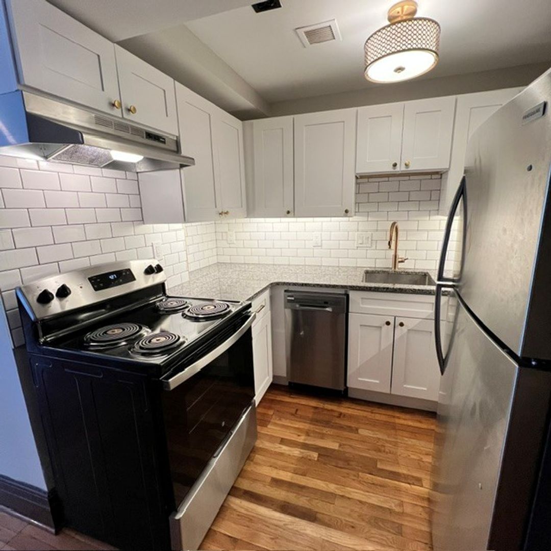 Detroit Apartment: 14 Charlotte St