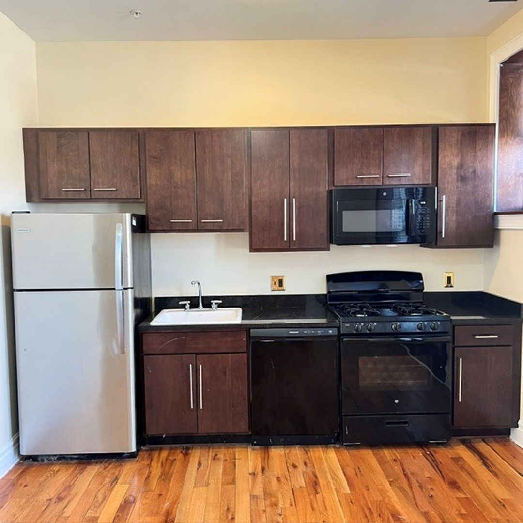 Detroit Apartment: 81 Peterboro St.