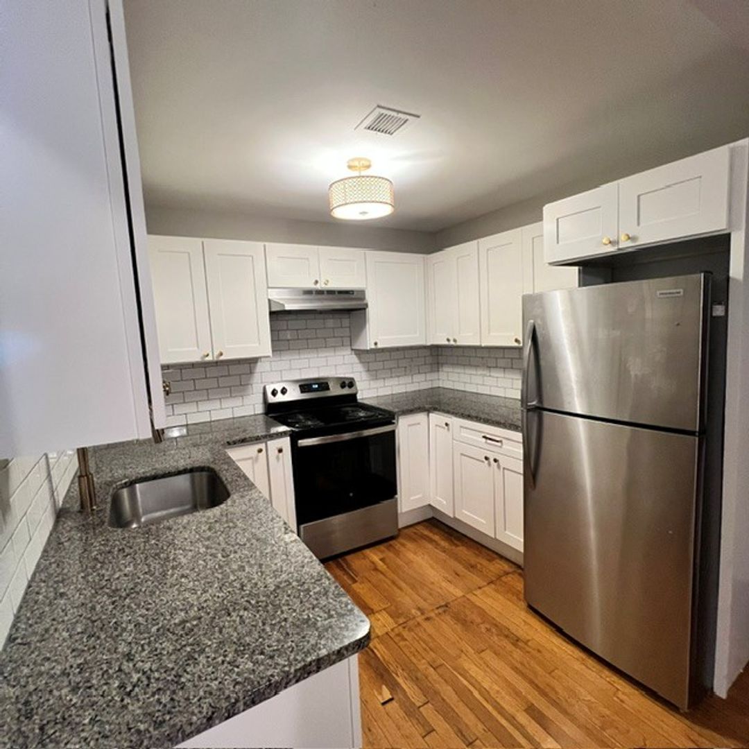 Detroit Apartment: 14 Charlotte St