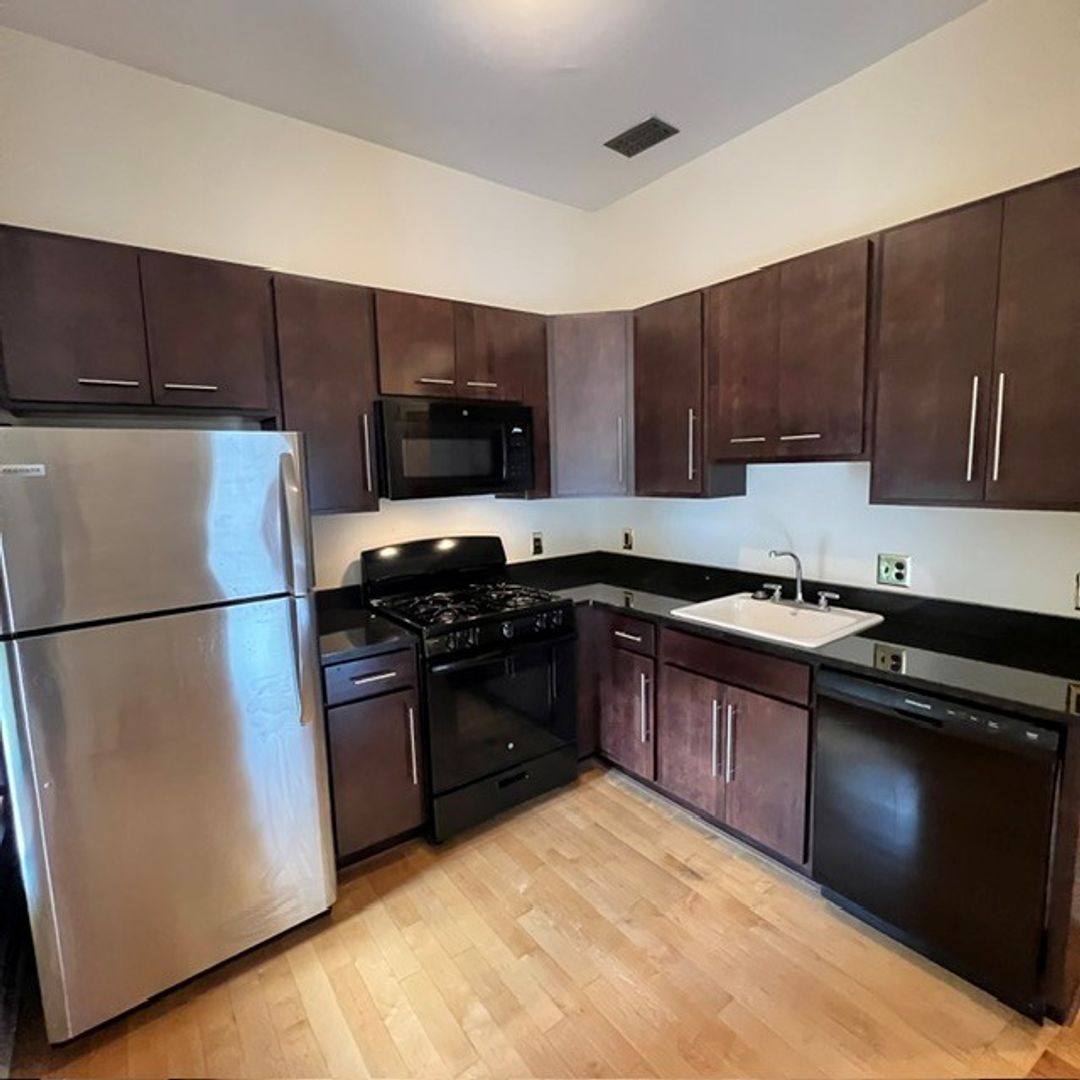 Detroit Apartment: 81 Peterboro St.