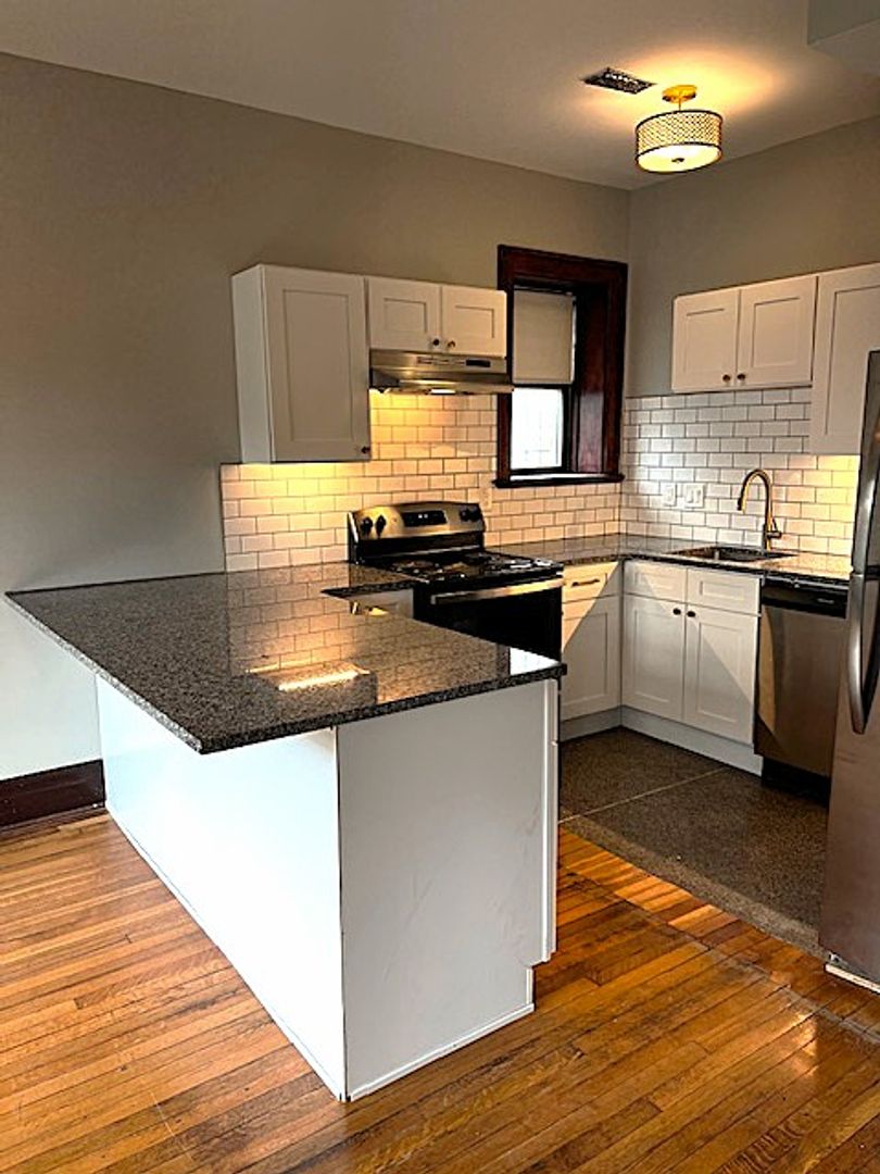 Detroit Apartment: 14 Charlotte St