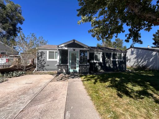 $0 Deposit Option. Charming 3-BEDROOM Ranch With Modern Upgrades And Spacious Backyard Near Alameda & I-25 In Denver – photo 1