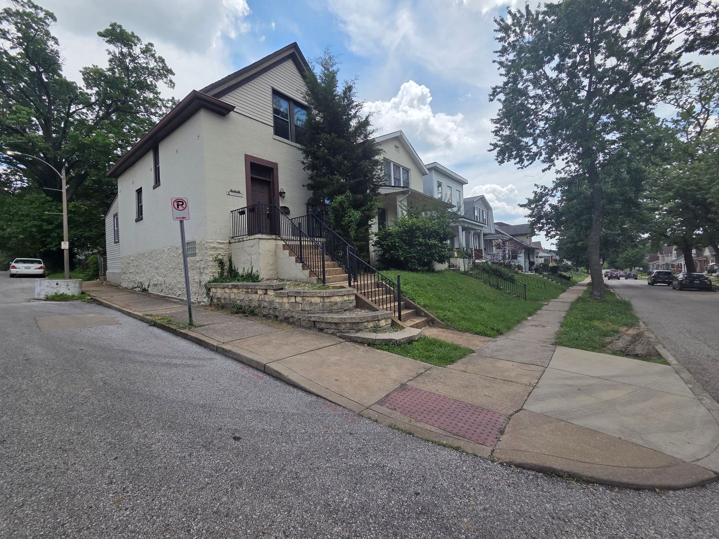 Saint Louis House: 1034 Blendon Pl