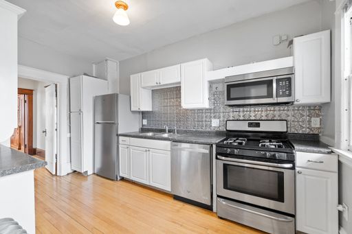 3 Bedroom Large Brownstone! – photo 1