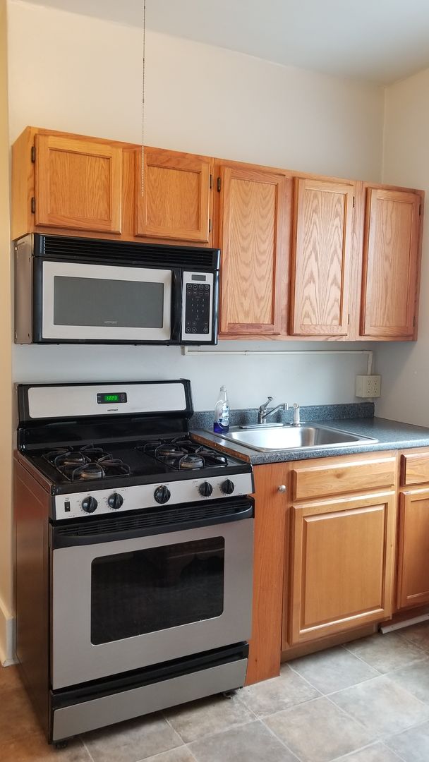 St. Paul Apartment: 1722 Grand Ave S