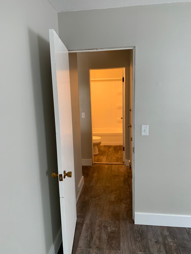 Hopkins Apartment: 105 13th Ave S