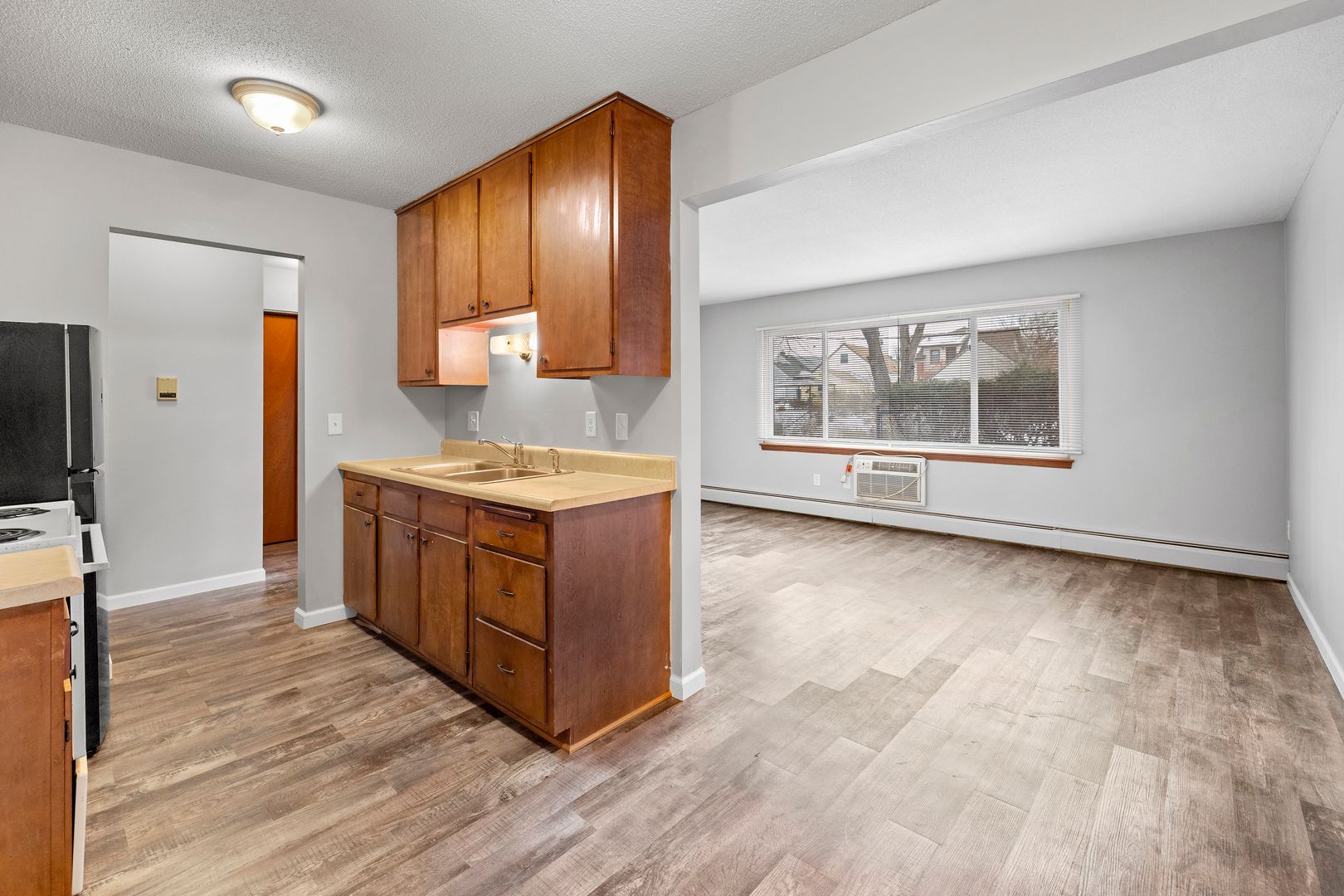 West St. Paul Apartment: 848 Dodd Road