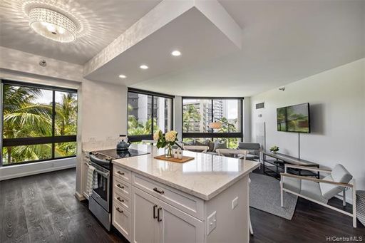 1 bedroom, den with murphy bed, 1 cov parking, tropical grounds with pool, tennis courts +++++++ – photo 1