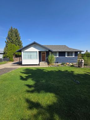 $2,195 / Beautiful House! 1800 sq ft 4br 2 bath with large fenced yard. – photo 1