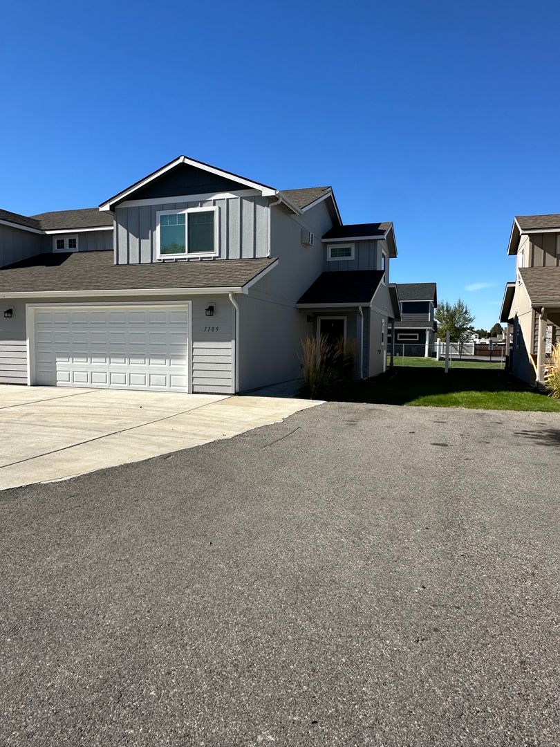 Stunning 4 Bedroom 2.5 Bath Duplex town house with Free Yard Care!