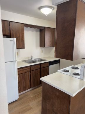 $1300 / 2 BEDROOM 1.5 BATH VALLEY TOWNHOUSE APARTMENT WITH POOL! – photo 1
