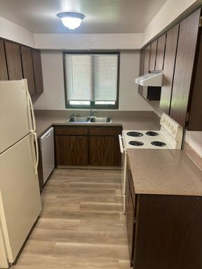 $1,125 / 2br - GROUND FLOOR & 1/2 OFF 1ST MO. RENT - 2BR/1BA Valley Apt w/POOL! #3030 – photo 1