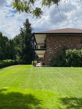 FIRST MONTH FREE!!!! Super Charmer! 2BR / 1BA Valley Apt - Great Location! #4900 – photo 1