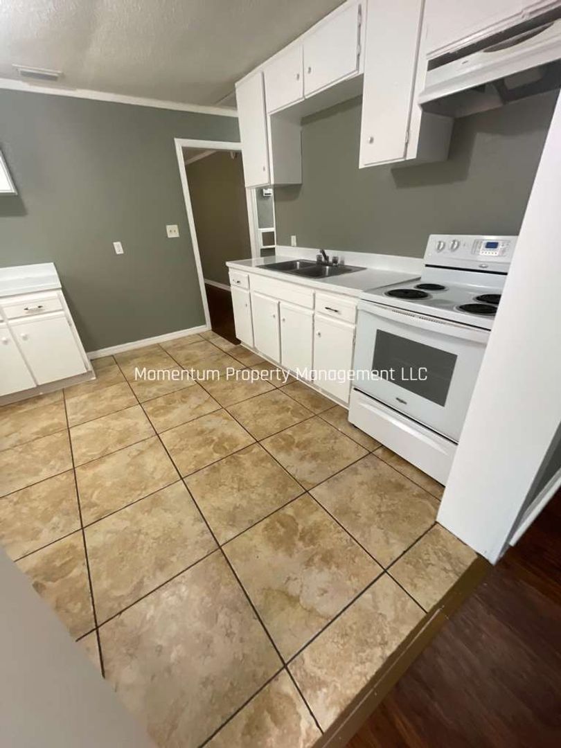 Lakeland House: 1124 N Brunnell Parkway