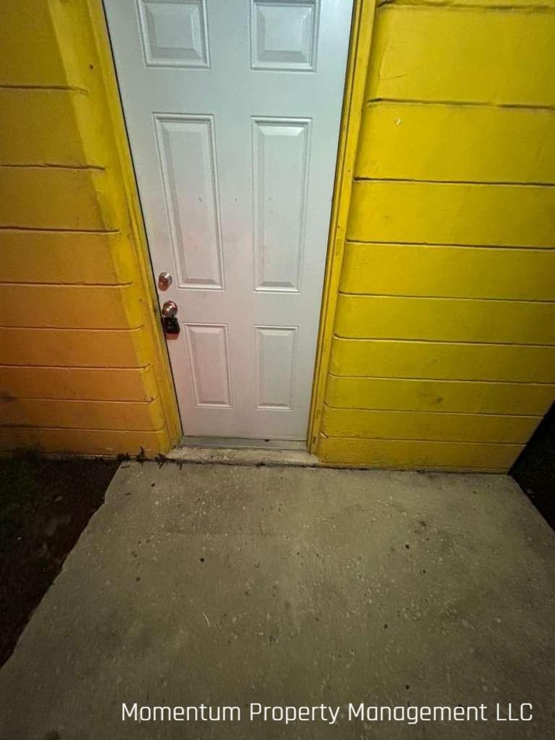 Bartow Apartment: 1120 W Austin St