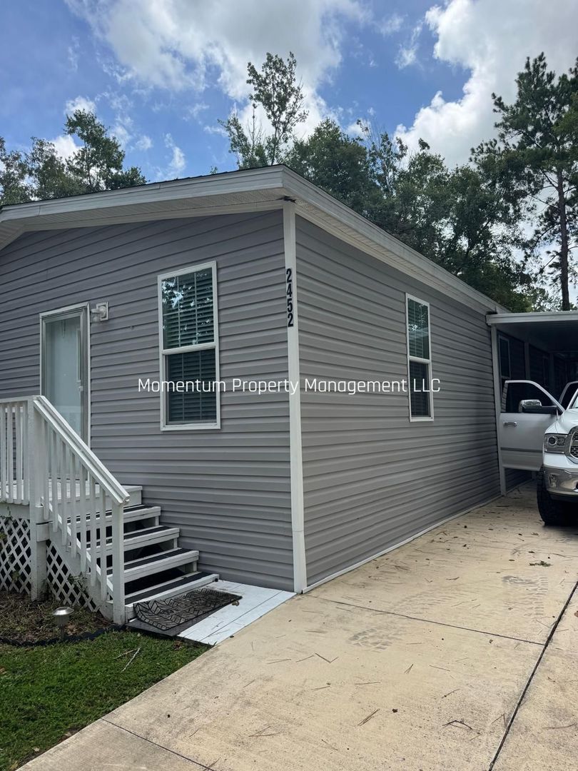 Brooksville House: 2452 Ayerswood Dr,