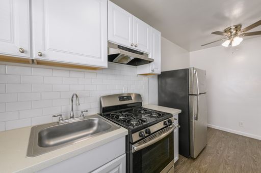 Studio Apartment with Stainless Steel Appliances & Available Parking – photo 1