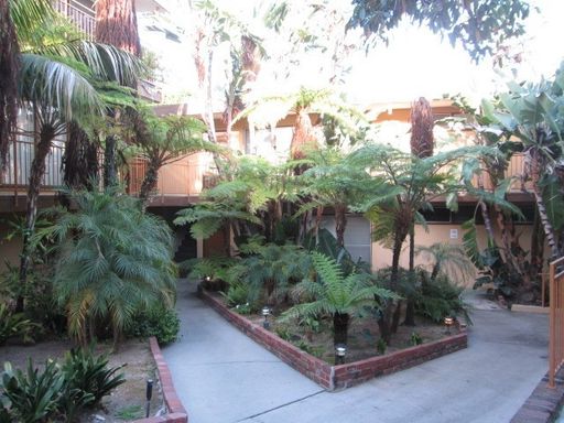 Studio in the Heart of WeHo. Minutes to EVERYTHING!!