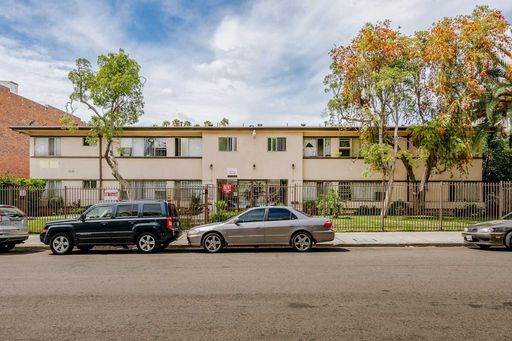 Studio Located Just a Heartbeat away from Downtown Los Angeles! – photo 1