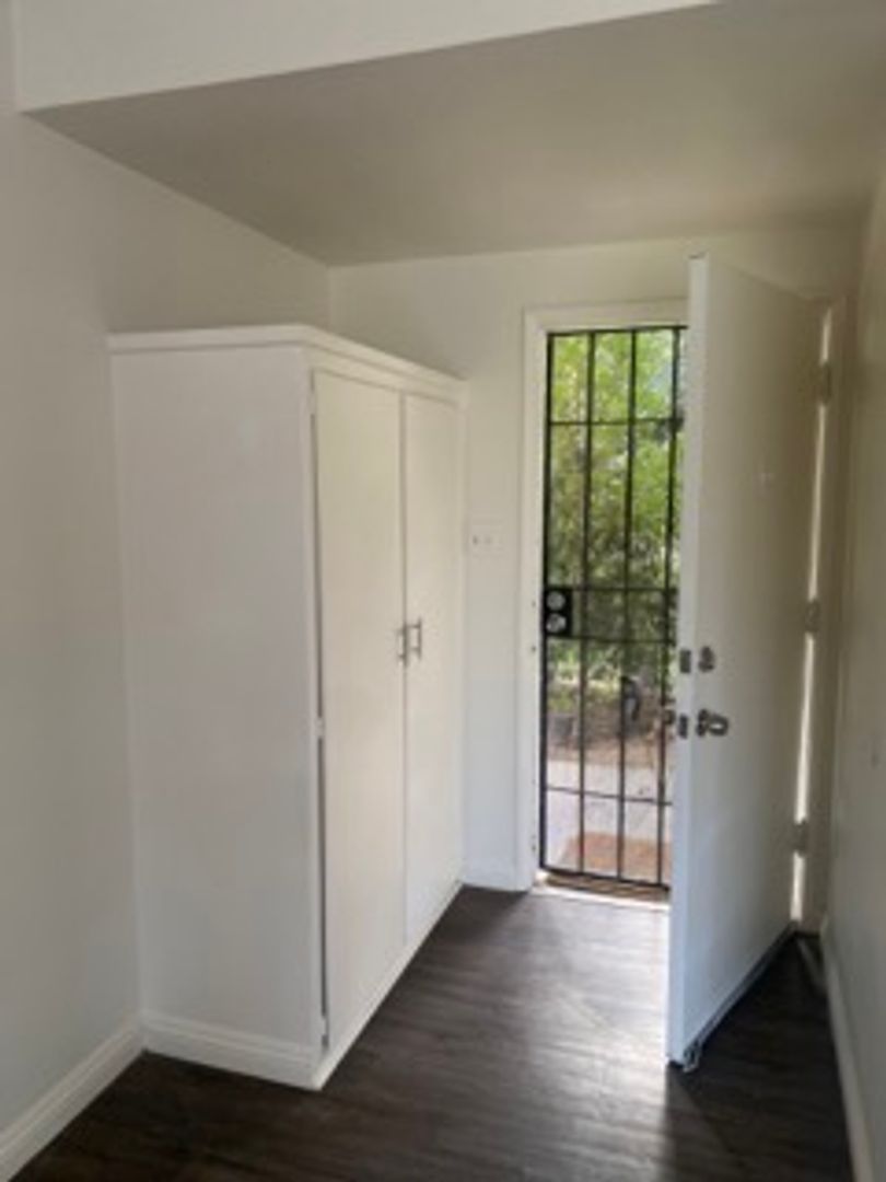 Los Angeles Apartment: 5900 Condon Ave
