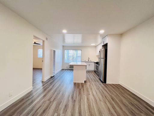 Charming One Bedroom Apartment w/ Parking Included - in Van Nuys! – photo 1