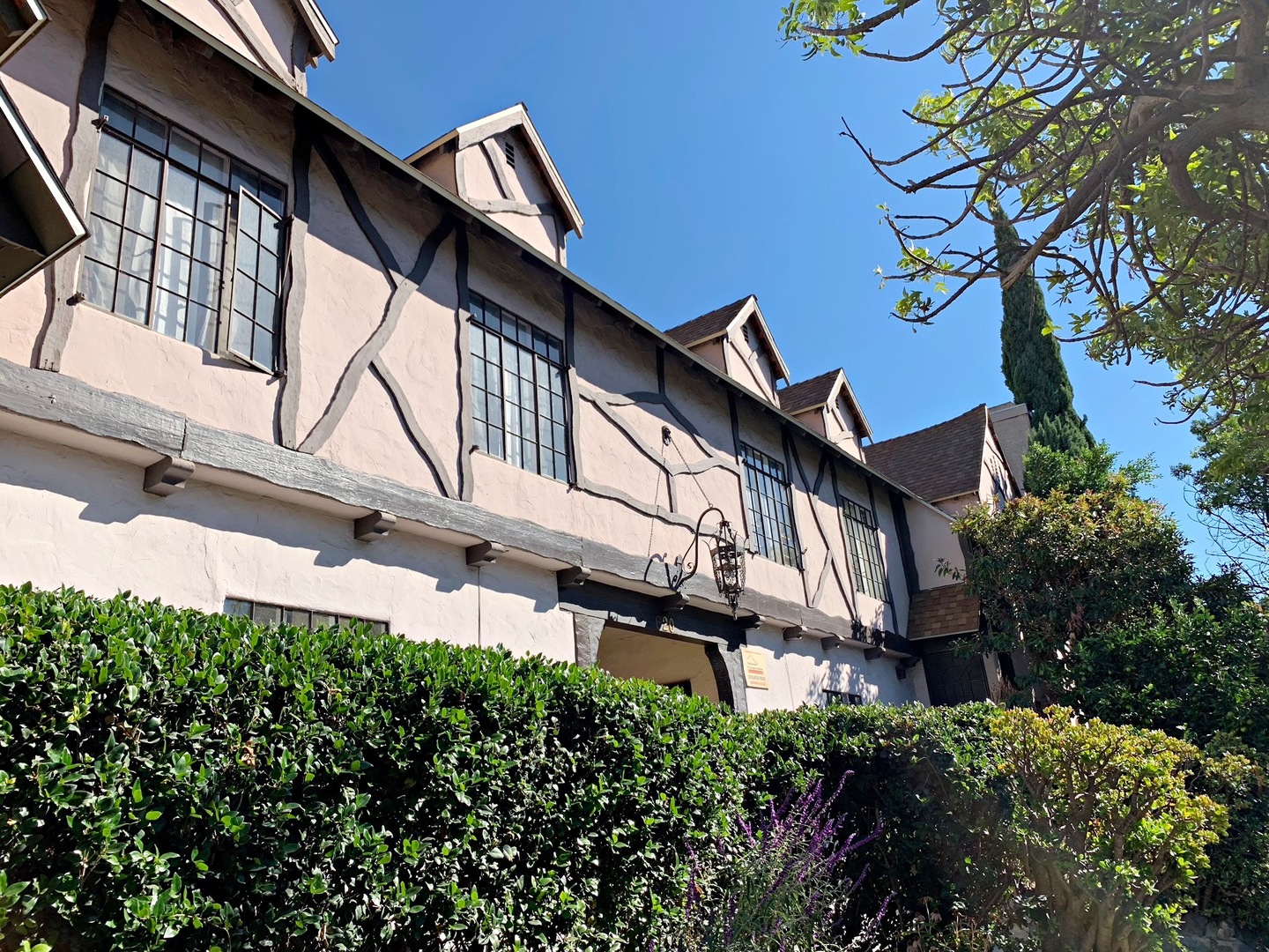 Los Angeles Apartment: 620 N Sweetzer Ave