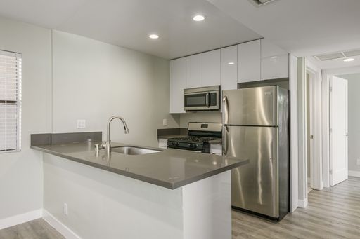 Top-Floor 2-Beds / 1-Bath Apartment in Los Feliz with Parking – photo 1