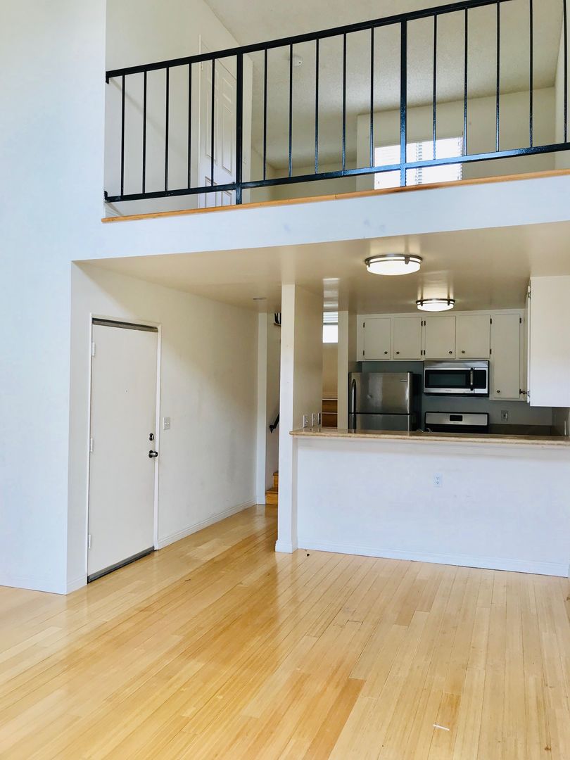 Los Angeles Apartment: 2485 Sawtelle Blvd