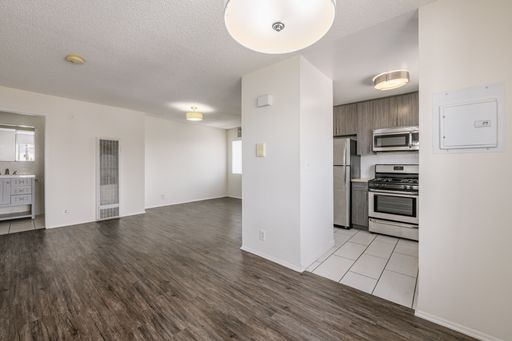 Top-Floor 2-Bedroom Apartment with Tandem Parking Included – photo 1