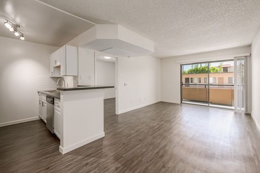 Spacious One Bedroom Apartment Home with Balcony and Parking ~ Burbank – photo 1
