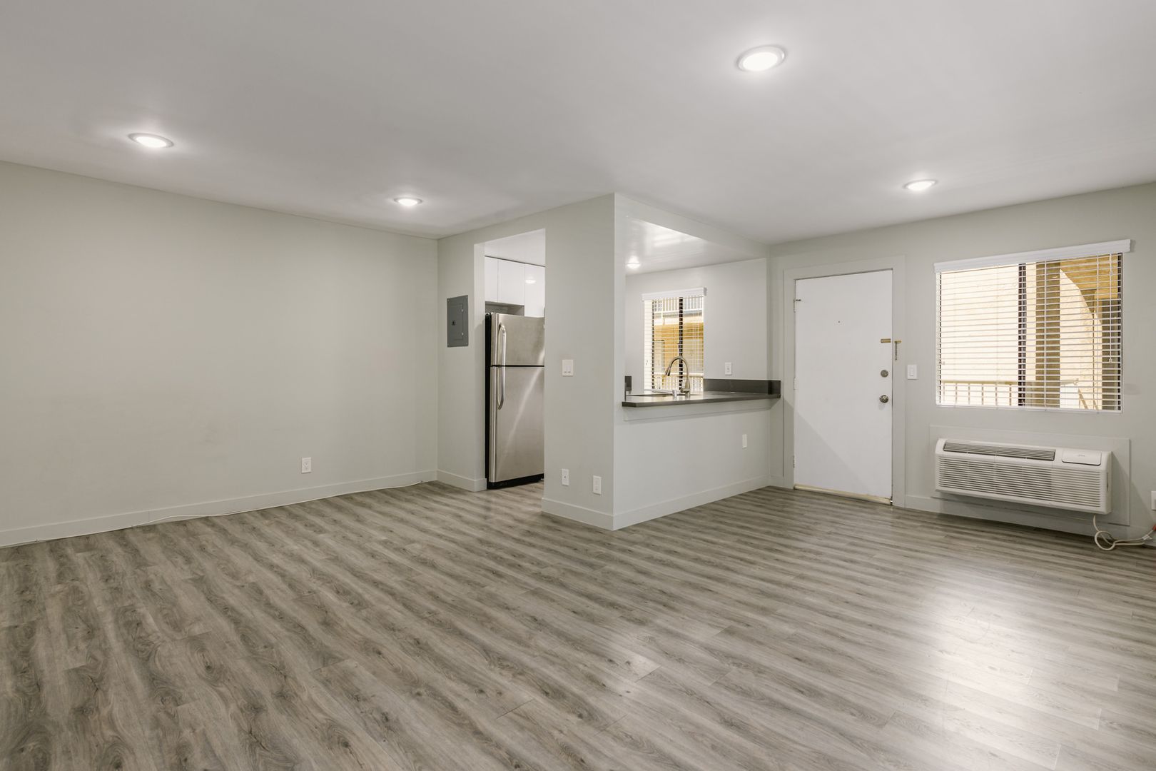 Los Angeles Apartment: 1535 N Kenmore Ave
