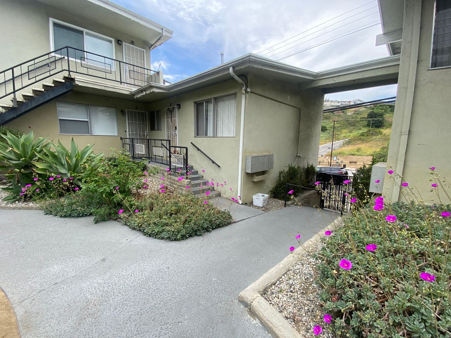 Los Angeles Apartment: 4215 Don Tomaso Dr