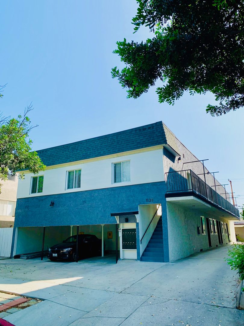 West Hollywood Apartment: 1136 N Ogden Dr