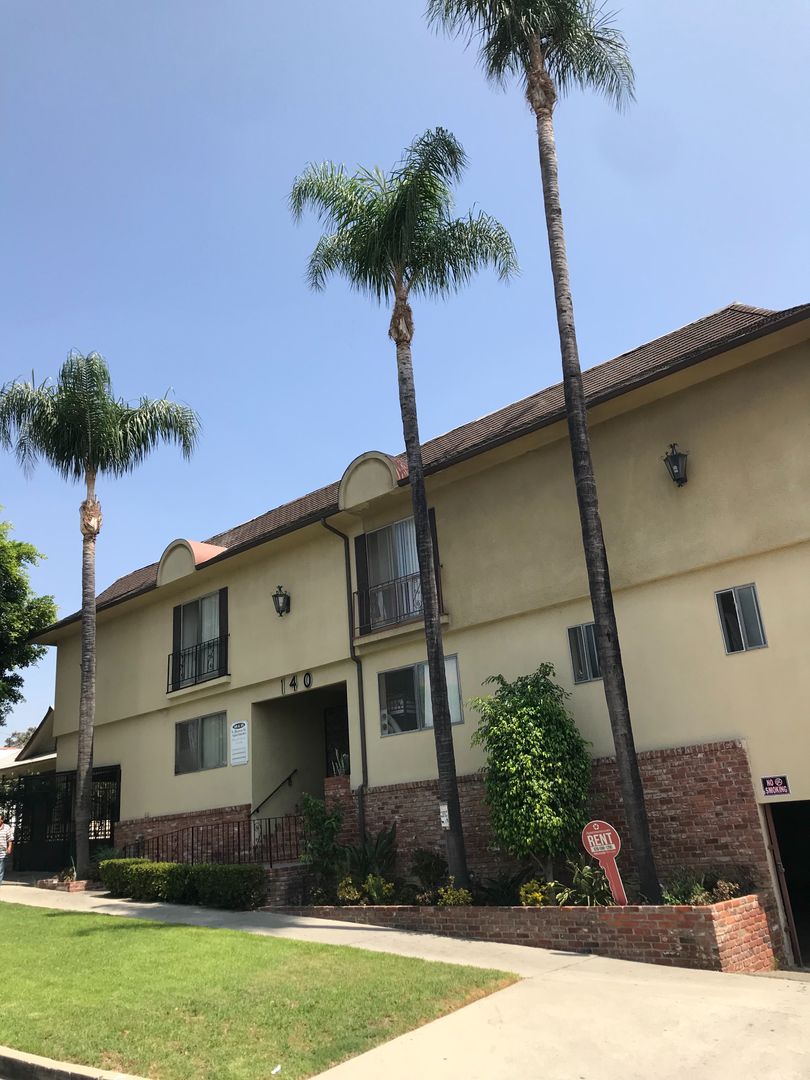 Los Angeles Apartment: 140 N Hoover St