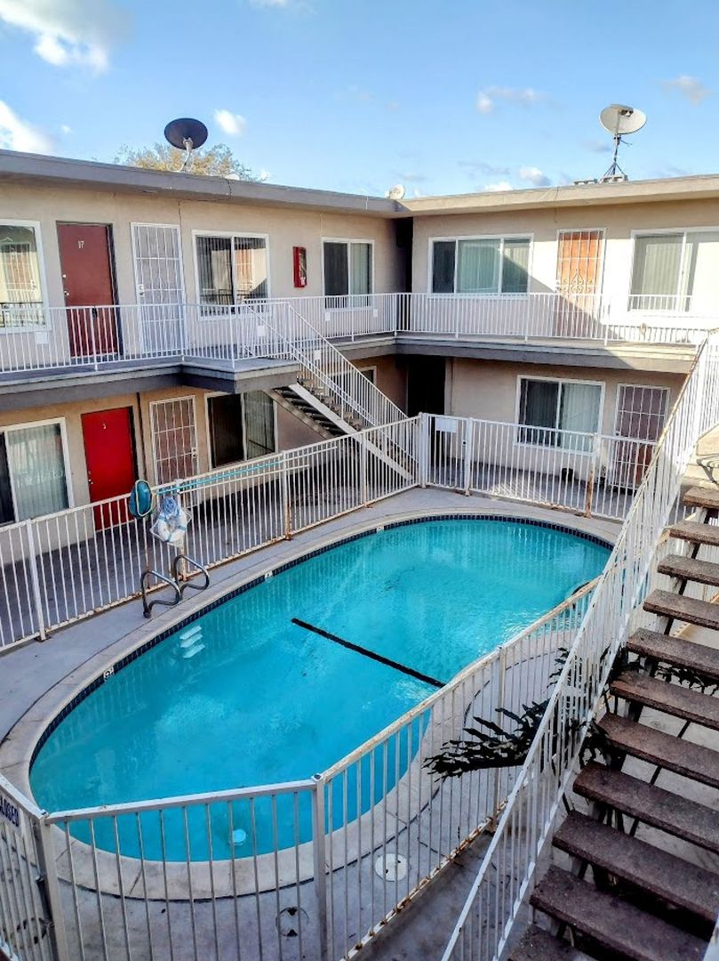 Hawthorne Apartment: 4050 W El Segundo Blvd