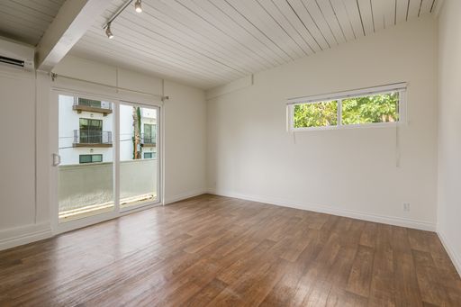 One Bedroom Apartment Unit with Large Balcony- Parking Available – photo 1