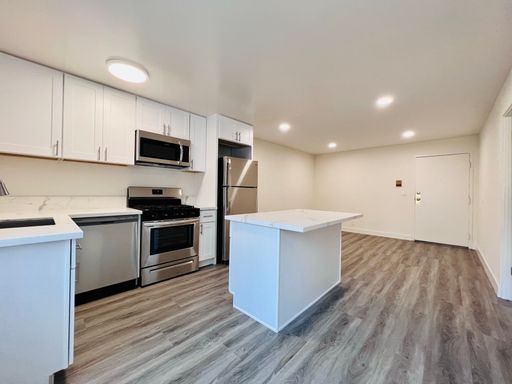 Charming One Bedroom Apartment in Van Nuys! – photo 1