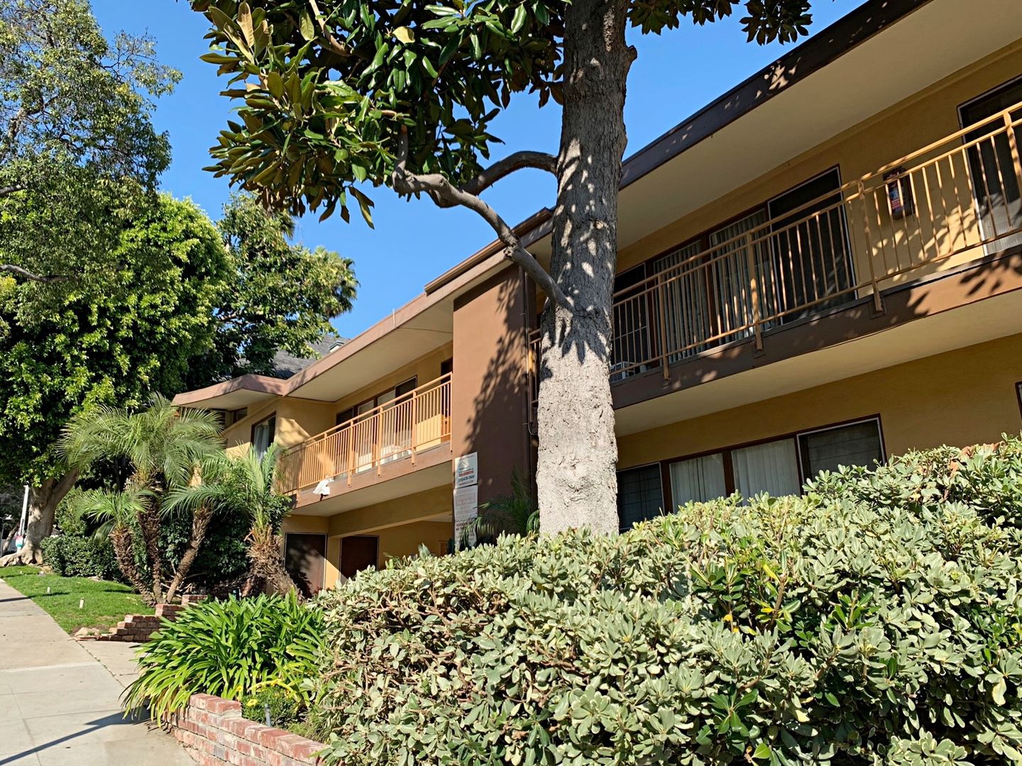 West Hollywood Apartment: 1326 N Flores Street