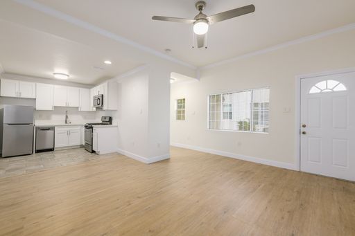 Large Bungalow-Style Studio in East Hollywood with Full Kitchen – photo 1