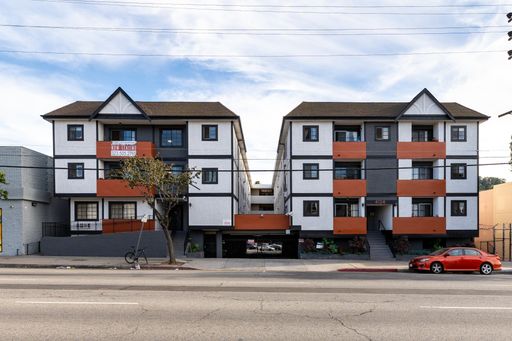 ***Location! Location! Location! Lovely Remodeled 1 bedroom 1 bathroom with open floor plan*** – photo 1