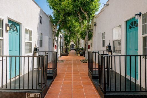 Cozy Studio Apartment with Outdoor Patio – photo 1
