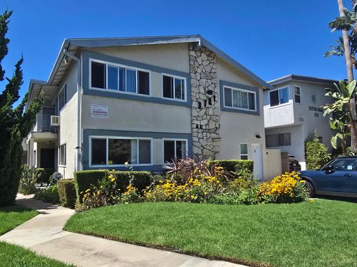 Fully remodeled Two Bedroom. Gorgeous location. WILL GO FAST!! – photo 1