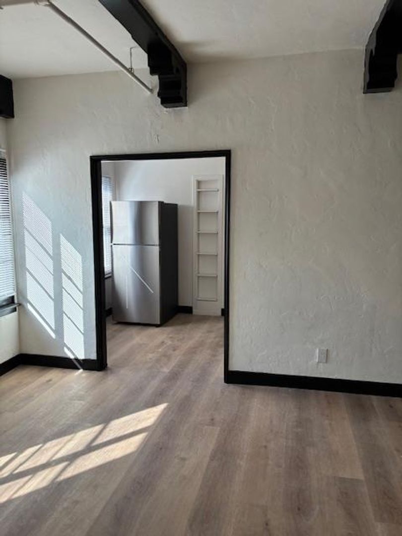 Los Angeles Apartment: 4151 3rd Avenue