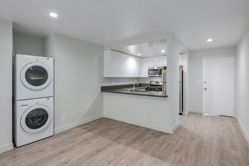 Los Feliz Charming One Bedroom Apartment with In-Unit Washer and Dryer – photo 1