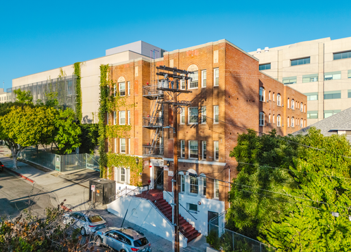 Live in The Heart of The City. Studio close to downtown! – photo 1