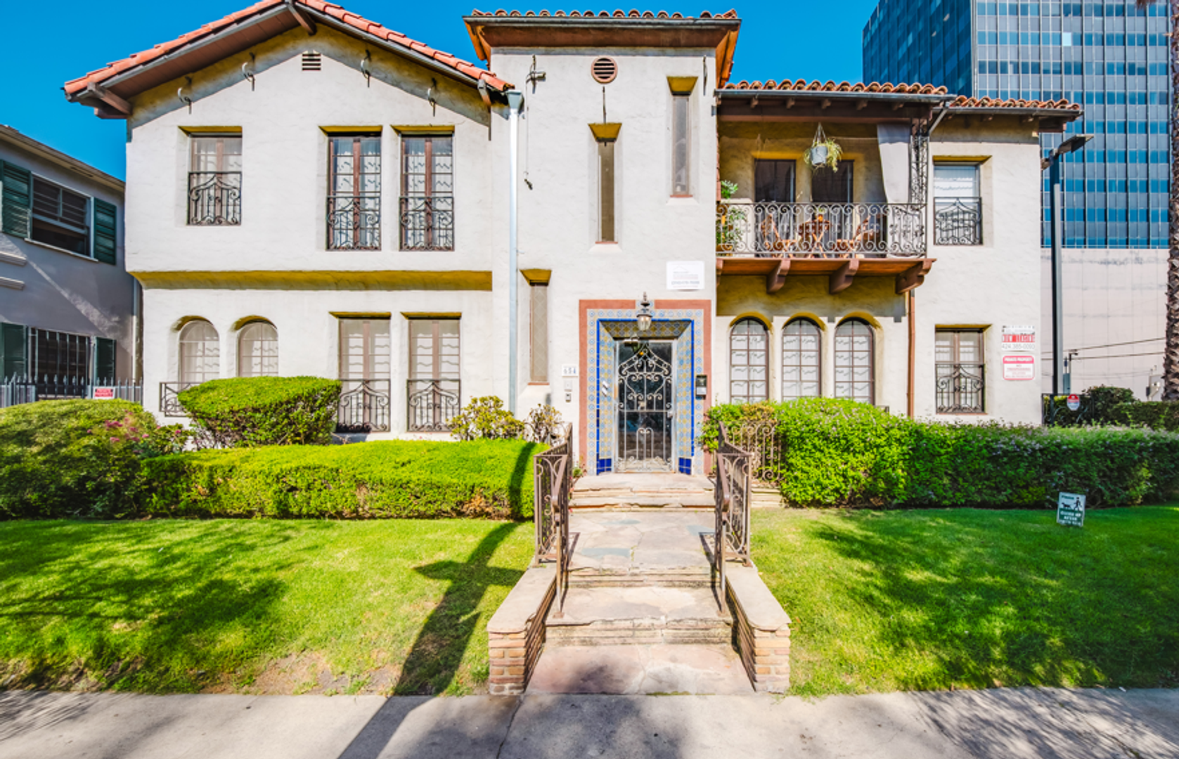 Los Angeles Apartment: 654 S Dunsmuir Ave