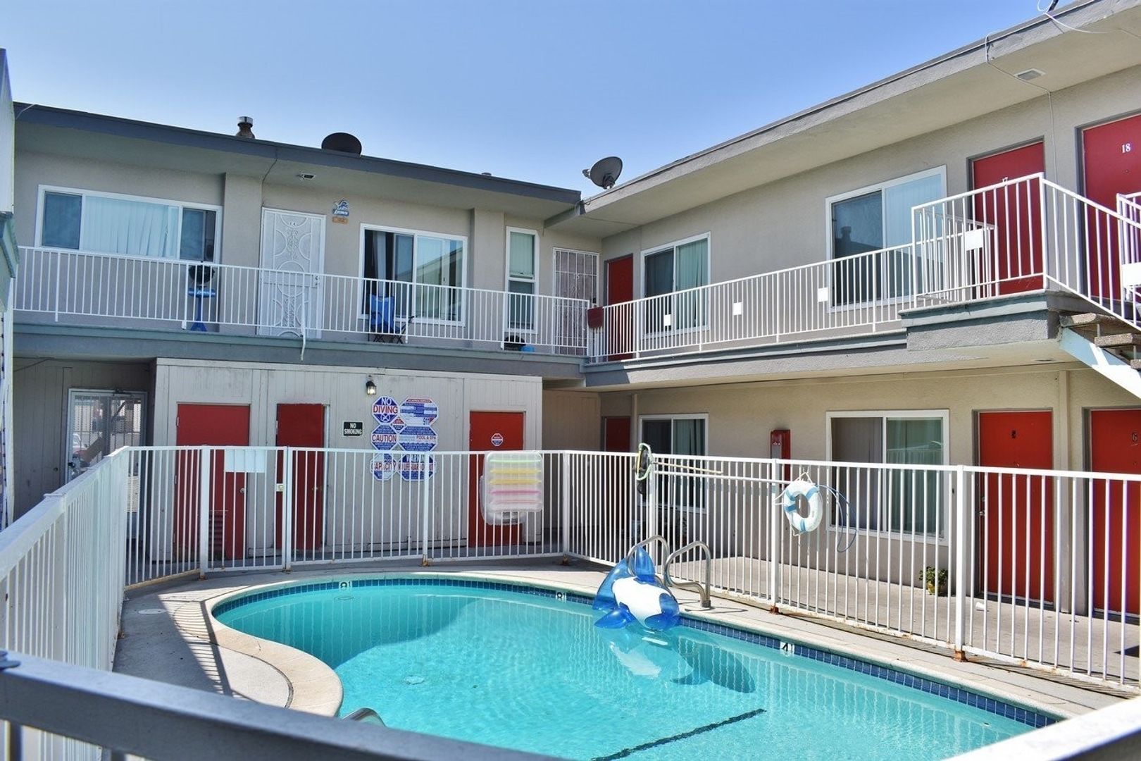 Hawthorne Apartment: 4050 W El Segundo Blvd